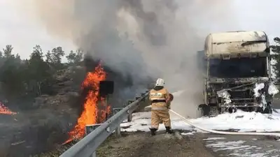 От горящего на трассе большегруза огонь перекинулся на Нацпарк Баянаул в Павлодарской области, фото - Новости Zakon.kz от 08.06.2023 02:53