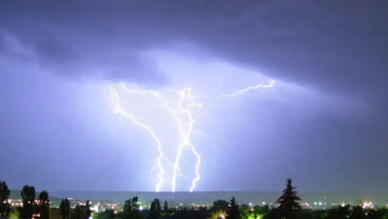 Число пострадавших при ударе молнии на фестивале в ФРГ выросло до 33