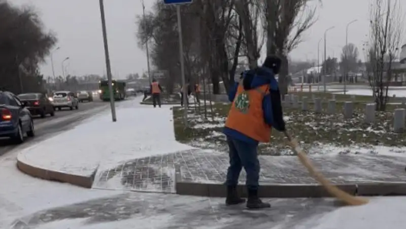 Почти две тысячи человек убирают снег в Алматы