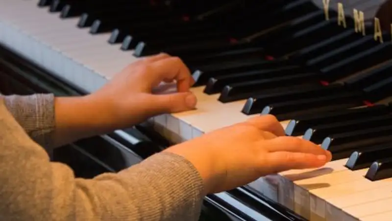 Казахстанец стал лауреатом конкурса юных пианистов в Брюсселе