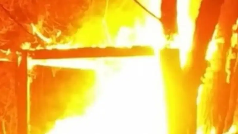 Акмолинцы лишились жилья из-за удара молнии: 9 детей остались на улице