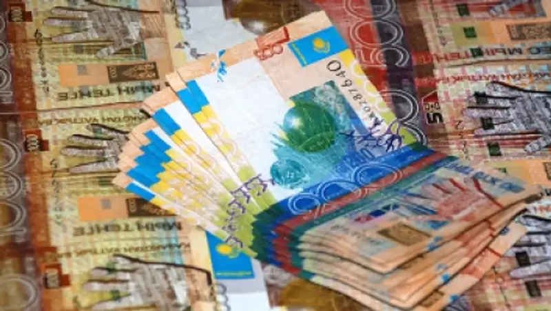 Средняя зарплата казахстанца в августе составила почти 125 тыс. тенге