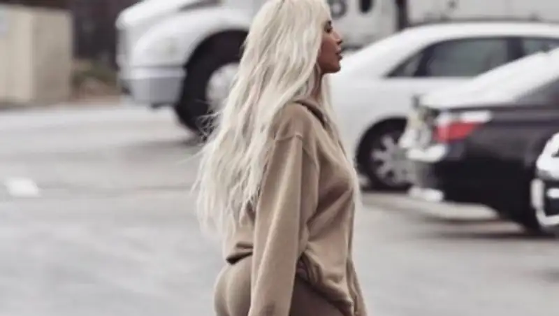 Ким Кардашьян опубликовала первое фото новорожденной дочери