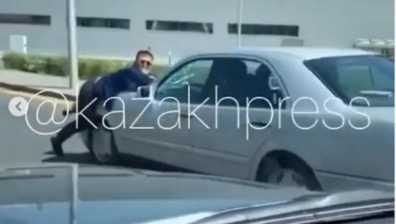 Загадочный инцидент с человеком на капоте расследует полиция Алматы