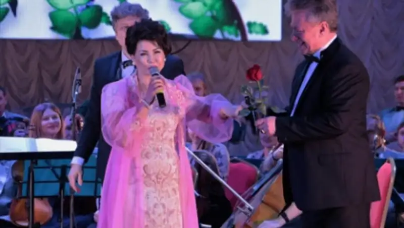 8 марта Роза Рымбаева праздничным концертом поздравила многодетныx матерей ВКО