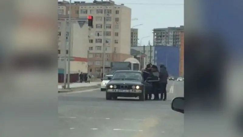 Подзатыльники и толчки: Разборки на дороге в Актау попали на видео