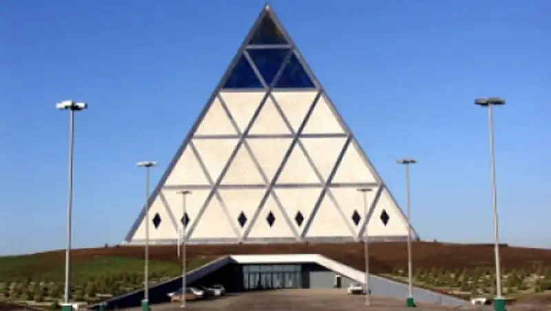 В Астане продолжил работу V Съезд лидеров мировых и традиционных религий