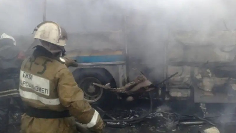 Пассажирский автобус сгорел в Алматинской области