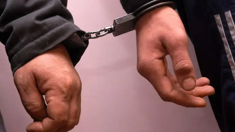 Мародеры с украденным оружием совершали налеты на частные дома в Алматы