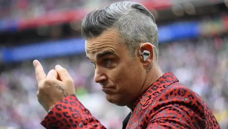 Робби Уильямс объяснил неприличный жест на открытии ЧМ-2018