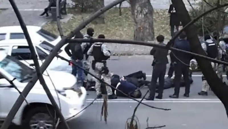 Полиция Алматы объяснила видео с задержанием преступников