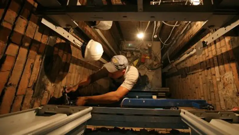 В Астане сорвался лифт с 8 пассажирами