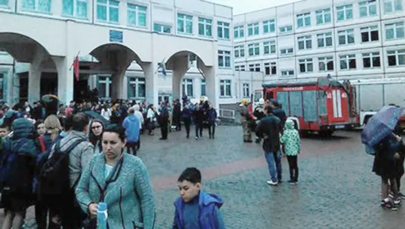 В подмосковной школе девятиклассник устроил стрельбу и разбросал дымовые шашки