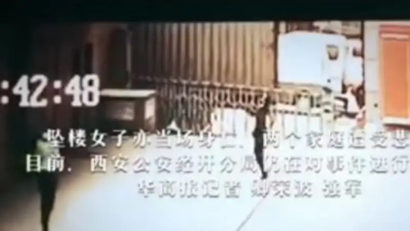 Охранник погиб, пытаясь поймать выпавшую из окна девушку