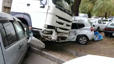 Массовое ДТП с грузовиком произошло в Алматы