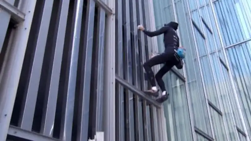Человек-паук без страховки забрался на небоскреб в Барселоне
