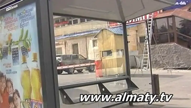 На остановках Алматы массово сносят торговые ларьки