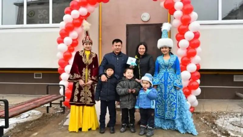 Шымкентте 96 отбасы&#1171;а п&#1241;тер кілті табысталды