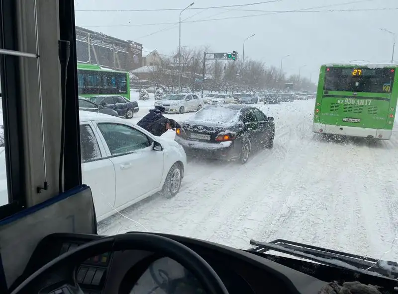 машины на дороге , фото - Новости Zakon.kz от 10.01.2023 15:56