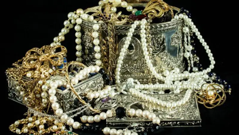 В Караганде домушники украли золото на миллион тенге