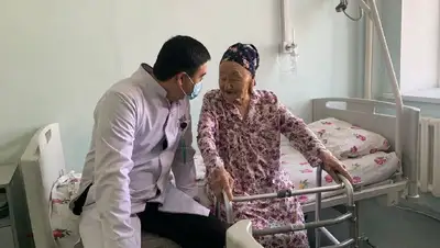 Пациентка и врач, фото - Новости Zakon.kz от 05.04.2022 17:33