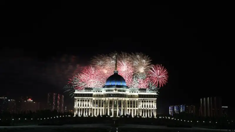 Праздничный фейерверк в честь Дня Победы запустили в Нур-Султане