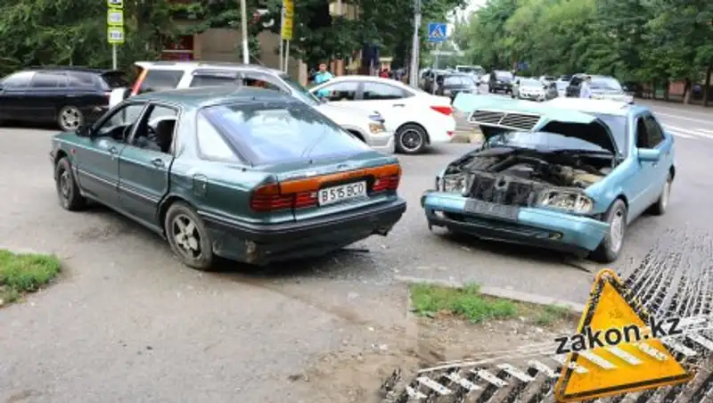Уступи дорогу! Серьезное ДТП из-за несоблюдения требований знаков произошло в Алматы 