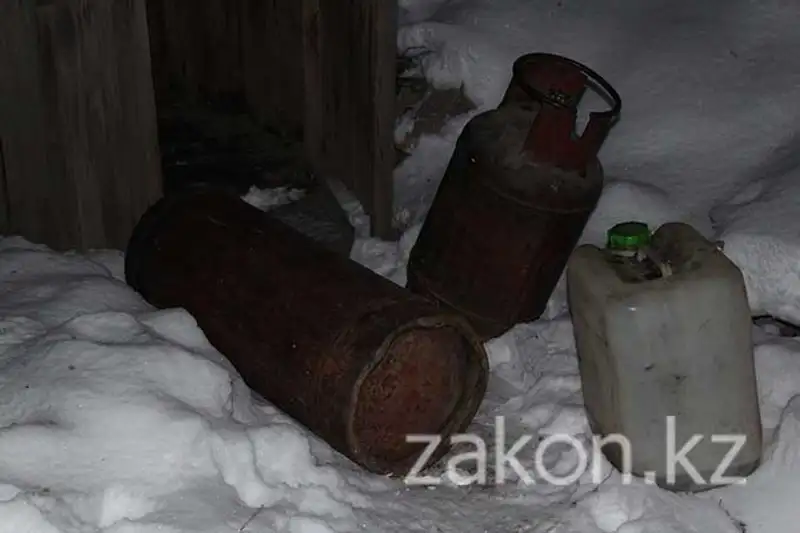 В Алматы в частном доме произошел пожар из-за взрыва отопительного оборудования (фото) В Алматы в частном доме произошел пожар из-за взрыва отопительного оборудования (фото), фото - Новости Zakon.kz от 25.11.2013 17:53