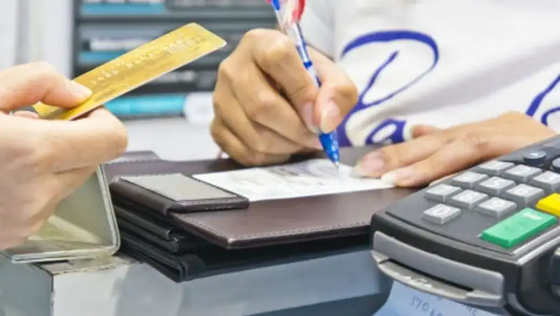 Казахстанцы перешли на безналичные платежи