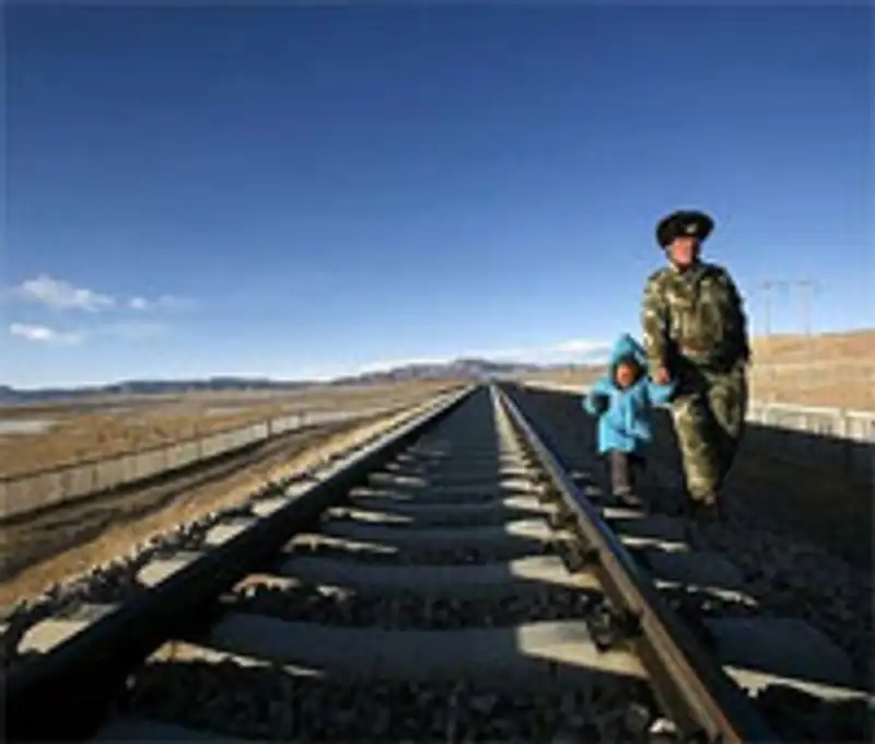 Жизнь десятков  казахстанцев ежегодно обрывается  под колесами поездов, фото - Новости Zakon.kz от 12.06.2012 15:01