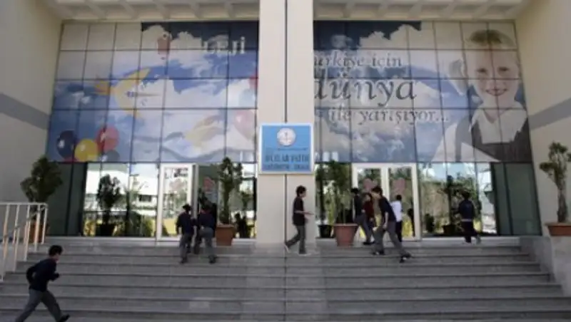 Эрдоган приказал закрыть тысячу связанных с проповедником Гюленом школ