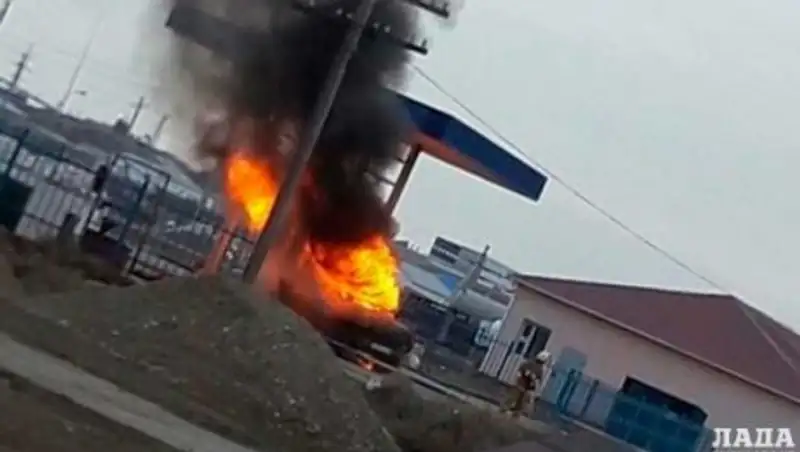 В Мангистауской области загорелась машина с детьми