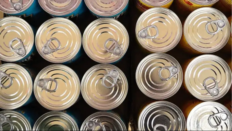 Опасные сэндвичи, консервы и детские игрушки нашли санврачи в столичных магазинах