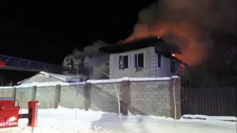 От парилки до крыши: двухэтажный дом сгорел в Астане
