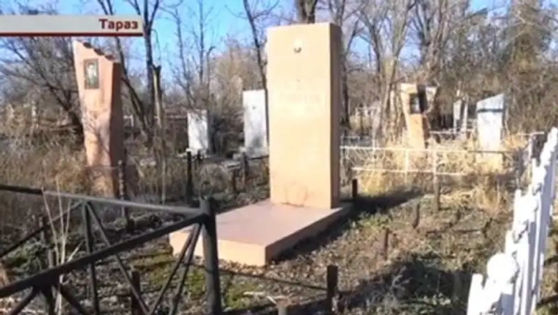 На кладбище Тараза за неделю разгромили 12 захоронений