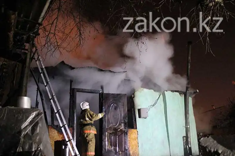 В Алматы в частном доме произошел пожар из-за взрыва отопительного оборудования (фото) В Алматы в частном доме произошел пожар из-за взрыва отопительного оборудования (фото), фото - Новости Zakon.kz от 25.11.2013 17:53