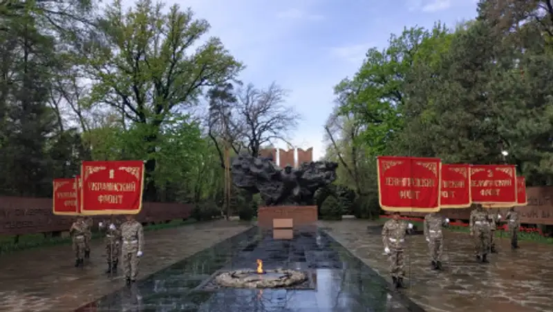 У Вечного огня  в Алматы выставлен Почетный караул курсантов