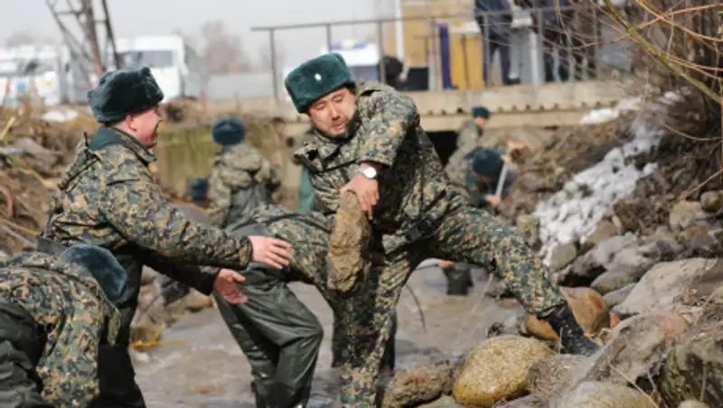 ​Из алматинских рек вывезли снег и мусор объемом на 80 КАМАЗов