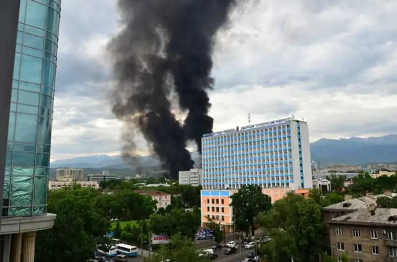 Сильный пожар в центре Алматы: перевернулся и взорвался бензовоз (фото)