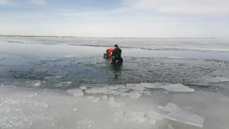 Автомобиль провалился под лед в Карагандинской области: двое мужчин погибли