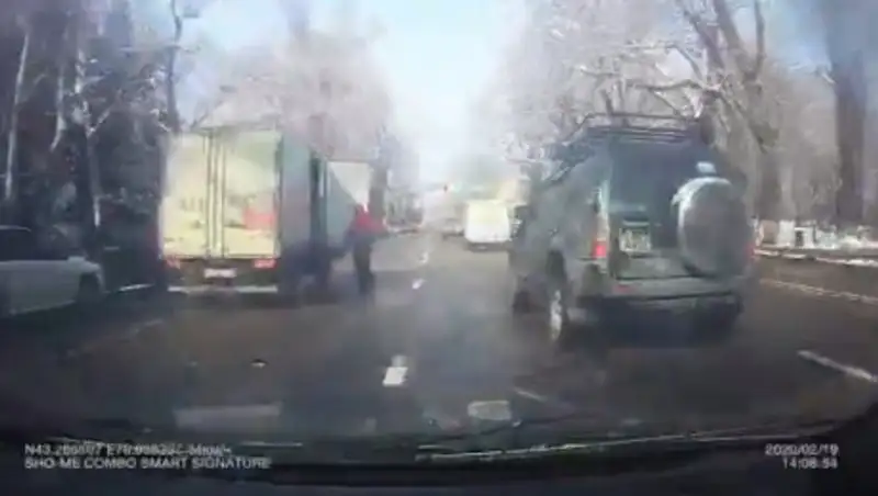 Момент наезда на пешехода попал на видео сбившего его автомобиля в Алматы