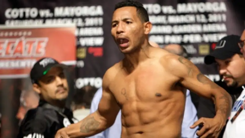 Бывший чемпион мира по боксу назвал Мэйуэзера геем