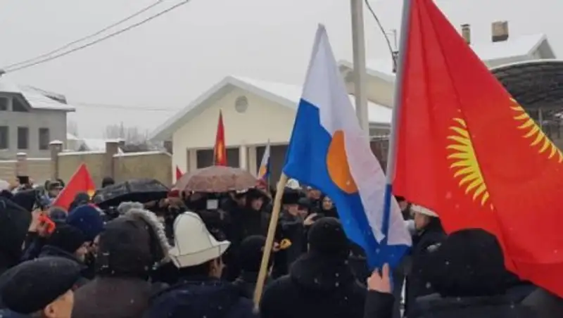 В Бишкеке митингующие у посольства КНР требовали выгнать из страны иностранцев