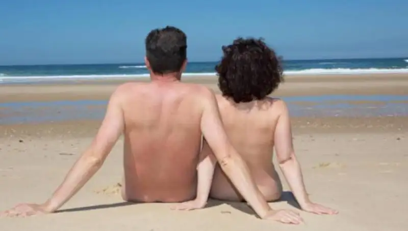 Французских нудистов обязали носить хотя бы маски