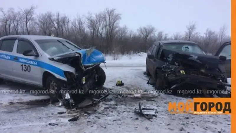 На трассе в ЗКО патрульная машина лоб в лоб столкнулась с легковым авто