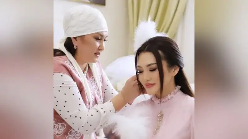 Ерке Есмахан опубликовала совместное фото с сыном и Raim, сделанное на сырға салу