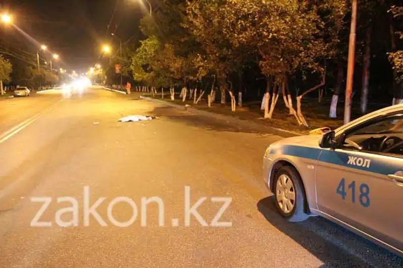 В Алматы водитель Мерседеса насмерть сбил девушку и пытался скрыться (фото), фото - Новости Zakon.kz от 16.09.2013 21:18