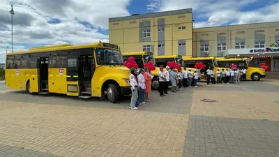Школы Уральска получили новые комфортабельные автобусы