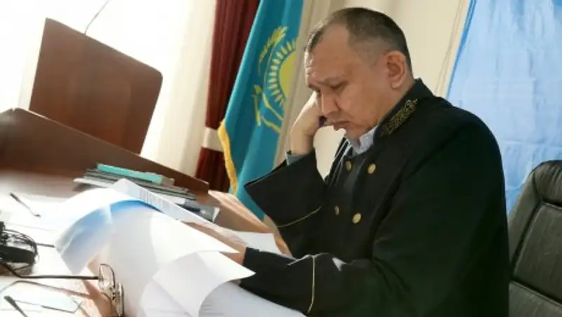 Школьница едва не погибла из-за щепки в хлебе. Начался суд