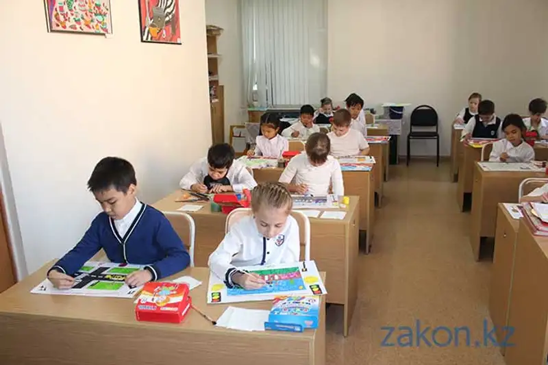 Алматинские школьники призывают водителей соблюдать Правила дорожного движения (фото), фото - Новости Zakon.kz от 15.11.2013 22:31